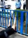卡住了 衰男脑袋卡在围栏里出不来